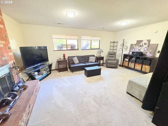 15984 S BROOK Ct, Oregon City, OR 97045