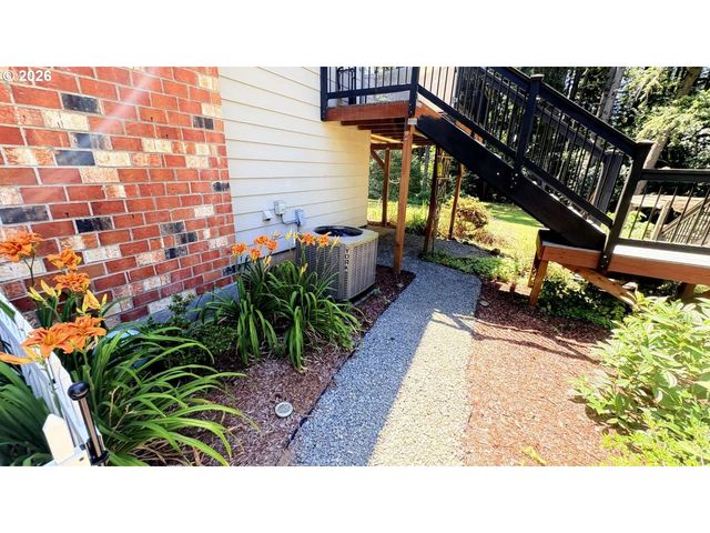 15984 S BROOK Ct, Oregon City, OR 97045