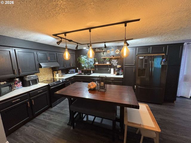 15984 S BROOK Ct, Oregon City, OR 97045