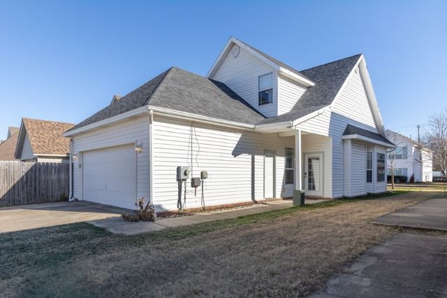 2725 N Westminster Drive, Fayetteville, AR 72704