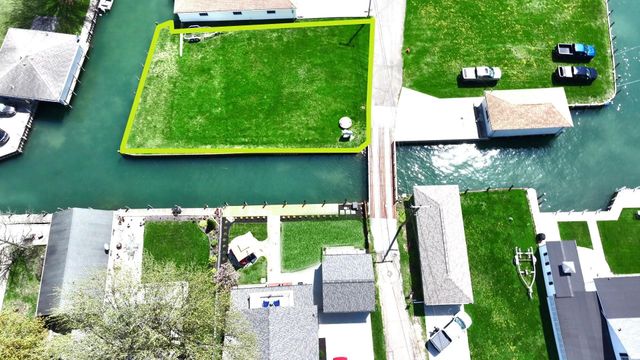 1806 Saint Clair River Drive, Algonac, MI 48001