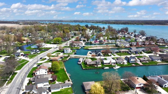 1806 Saint Clair River Drive, Algonac, MI 48001