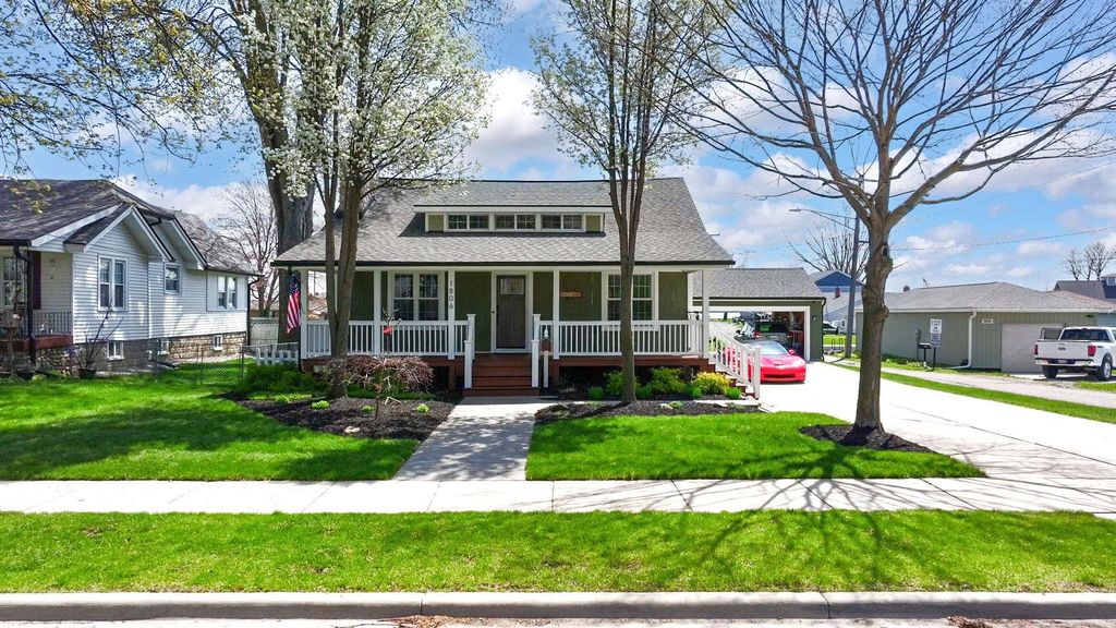 1806 Saint Clair River Drive, Algonac, MI 48001