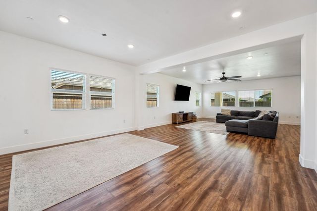 2074 Abbeylane Way, Olivehurst, CA 95961