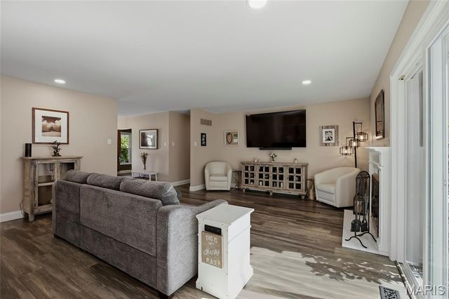556 Spragues Mill Court, Ballwin, MO 63011