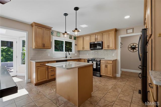 556 Spragues Mill Court, Ballwin, MO 63011