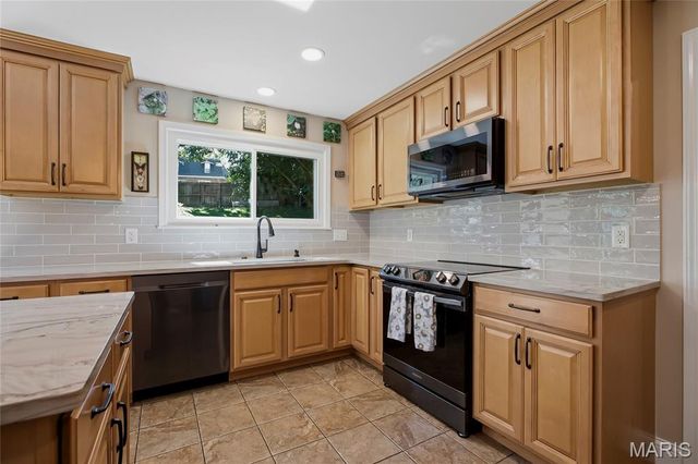 556 Spragues Mill Court, Ballwin, MO 63011