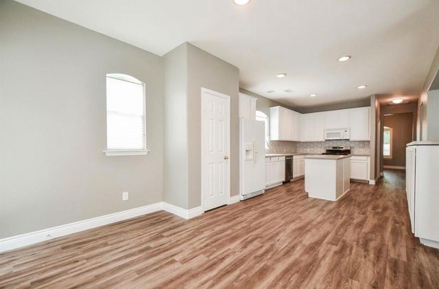 18 E Knightsbridge Drive, The Woodlands, TX 77385