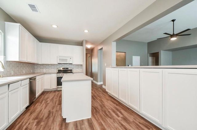 18 E Knightsbridge Drive, The Woodlands, TX 77385