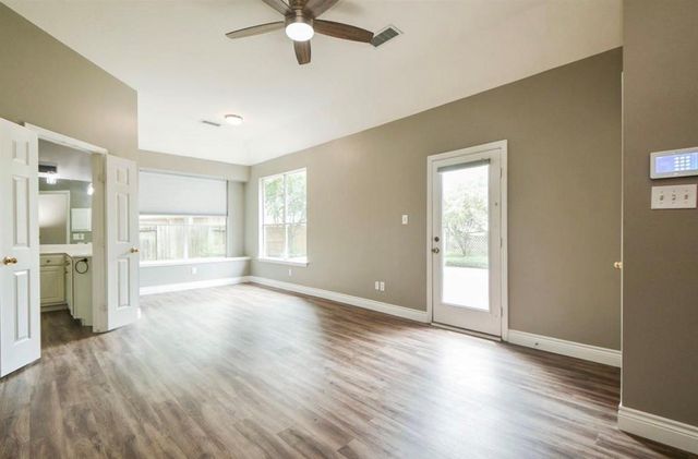 18 E Knightsbridge Drive, The Woodlands, TX 77385