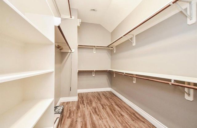 18 E Knightsbridge Drive, The Woodlands, TX 77385