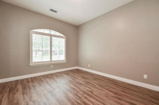 18 E Knightsbridge Drive, The Woodlands, TX 77385