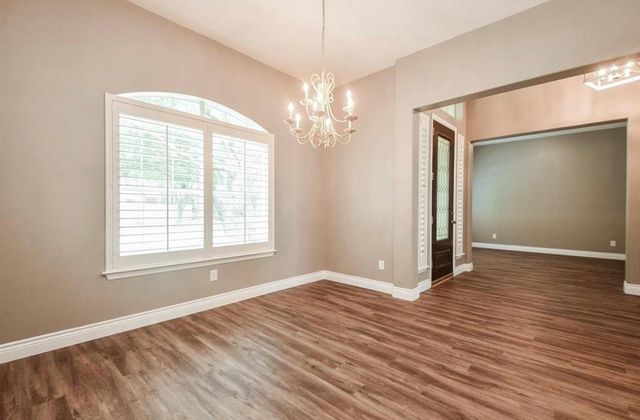 18 E Knightsbridge Drive, The Woodlands, TX 77385