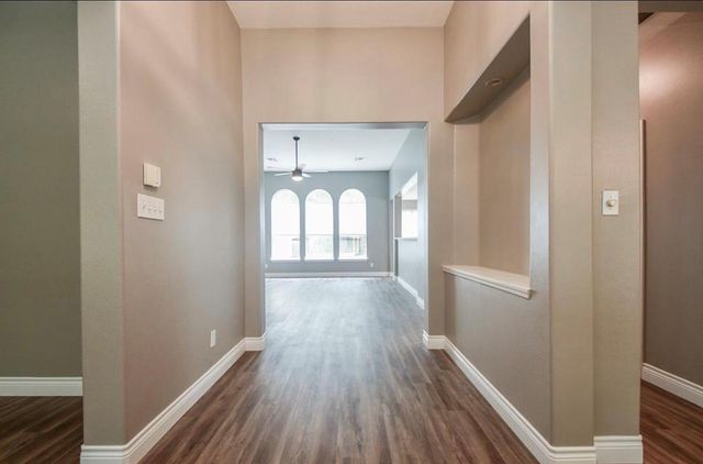 18 E Knightsbridge Drive, The Woodlands, TX 77385