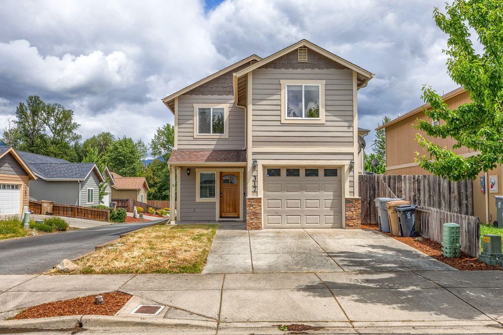 317 SW Bayou Place, Grants Pass, OR 97526
