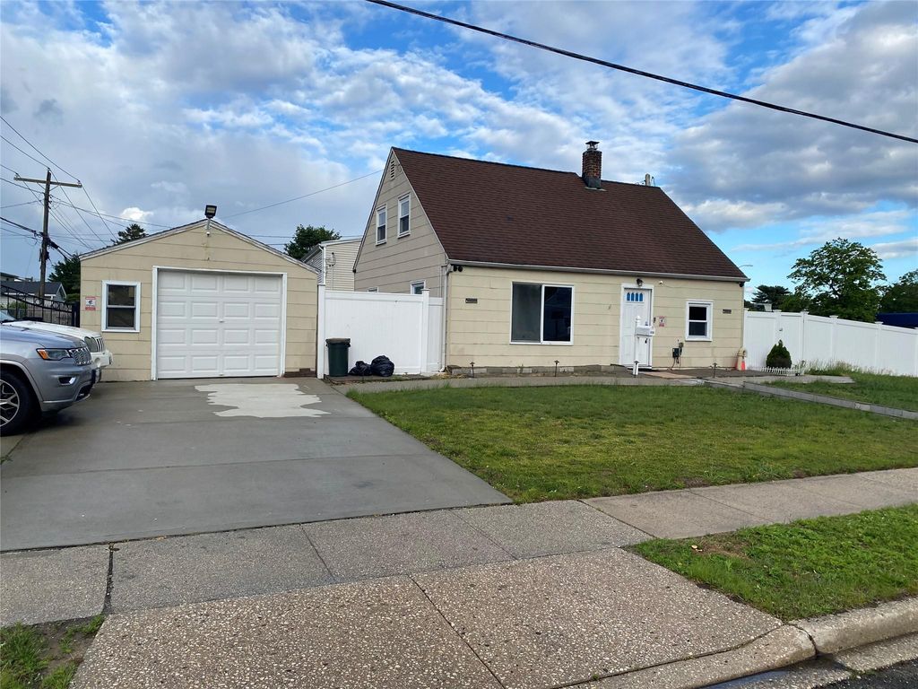 115 Wolcott, Levittown, NY 11756