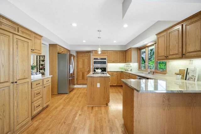 9885 Oak Shore Drive, Lakeville, MN 55044