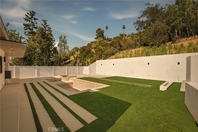 17000 Escalon, Encino, CA 91436