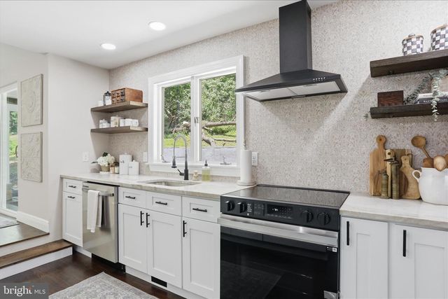 557 GOLDEN RUSSET DR, Linden, VA 22642