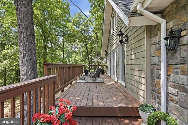 557 GOLDEN RUSSET DR, Linden, VA 22642