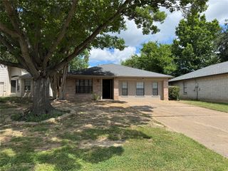 5012 Santa Fe Court, Arlington, TX 76017