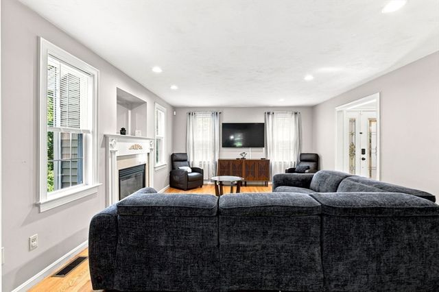 524 Lindsey St, Attleboro, MA 02703