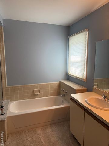 1658 Hillside Lane, Rochester Hills, MI 48307