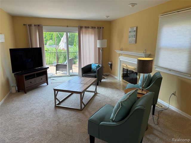 1658 Hillside Lane, Rochester Hills, MI 48307
