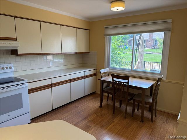 1658 Hillside Lane, Rochester Hills, MI 48307