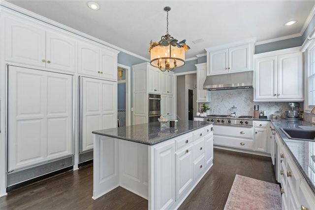 16931 S Highland Ridge Drive, Loch Lloyd, MO 64012