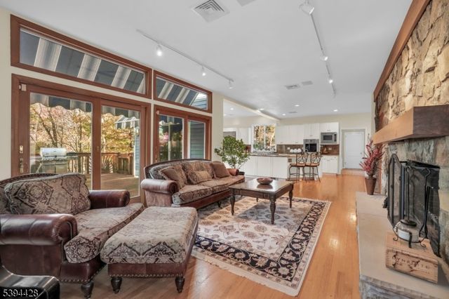 738 Ridge Rd, Kinnelon Boro, NJ 07405