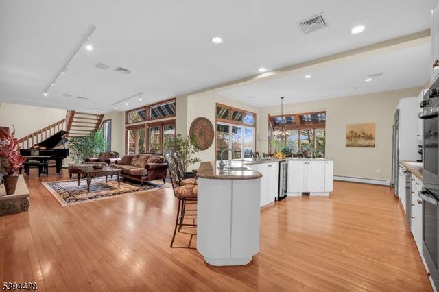 738 Ridge Rd, Kinnelon Boro, NJ 07405