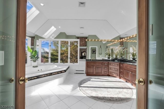 738 Ridge Rd, Kinnelon Boro, NJ 07405