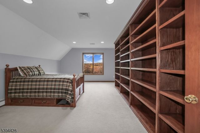 738 Ridge Rd, Kinnelon Boro, NJ 07405