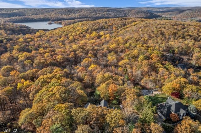 738 Ridge Rd, Kinnelon Boro, NJ 07405