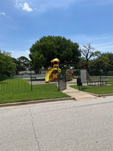 3001 Pueblo Trail, Lake Worth, TX 76135