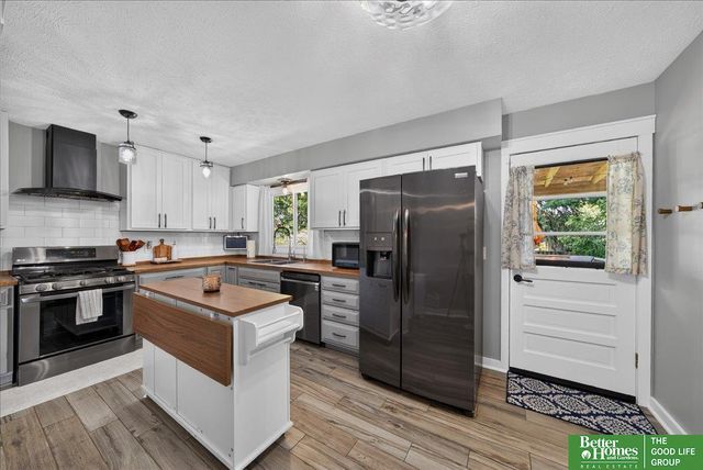 16058 Oak Street, Omaha, NE 68130