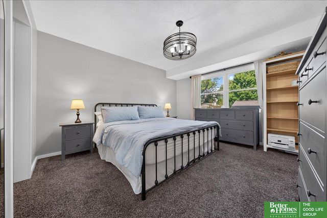 16058 Oak Street, Omaha, NE 68130
