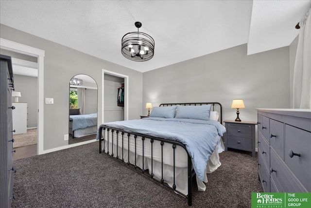 16058 Oak Street, Omaha, NE 68130