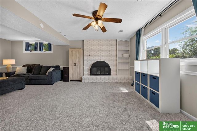 16058 Oak Street, Omaha, NE 68130