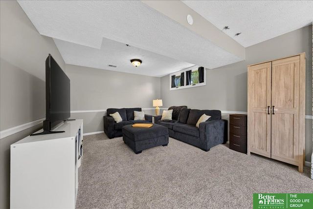 16058 Oak Street, Omaha, NE 68130