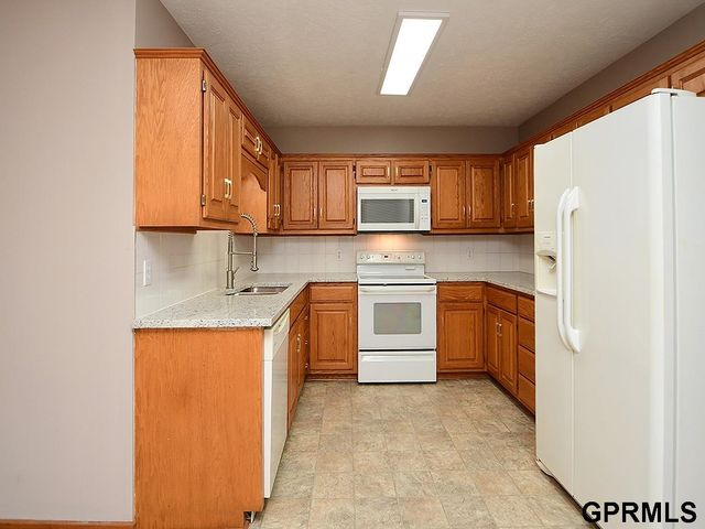 15065 Corby Street, Omaha, NE 68116