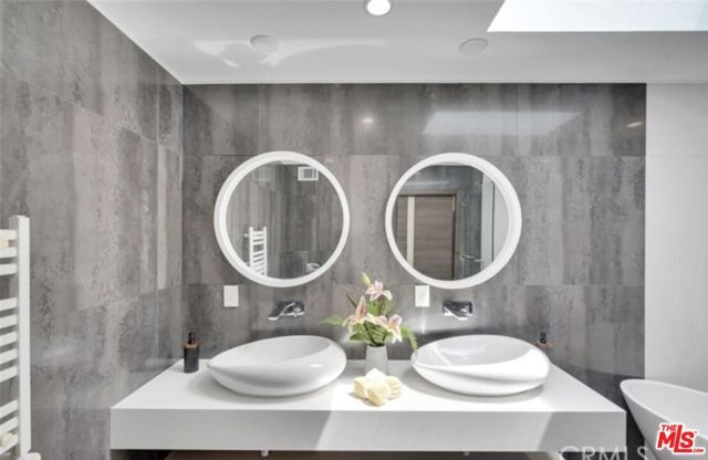 3943 Fredonia Drive ., Los Angeles, CA 90068