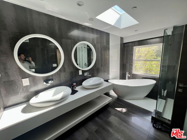 3943 Fredonia Drive ., Los Angeles, CA 90068