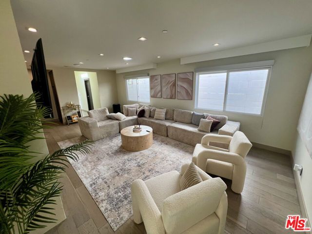 3943 Fredonia Drive ., Los Angeles, CA 90068