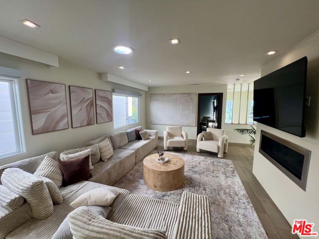 3943 Fredonia Drive ., Los Angeles, CA 90068