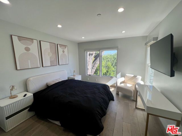 3943 Fredonia Drive ., Los Angeles, CA 90068