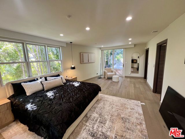 3943 Fredonia Drive ., Los Angeles, CA 90068