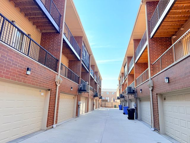 3238 S Shields Avenue, Chicago, IL 60616