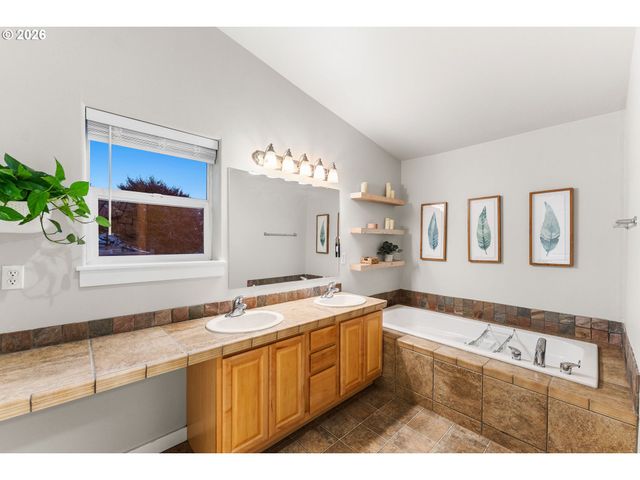 913 W Y St, Washougal, WA 98671